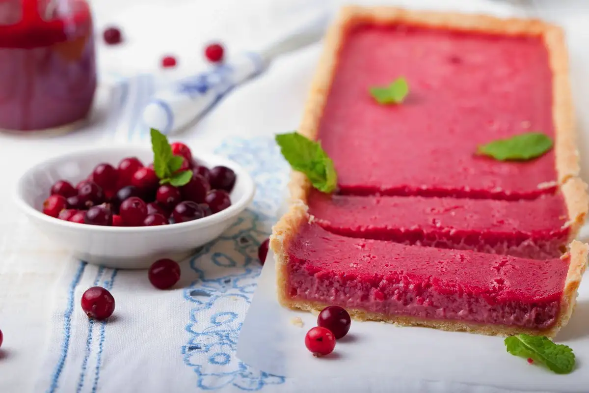 Mansikkamoussekakku ilman uunia – täydellinen kesäkakku, joka valmistuu jääkaapissa ja maistuu paremmalta kuin leipomosta