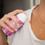 Meikkatahrat vaatteista pois lopullisesti – täydellinen kotikonsti, joka pelastaa valkoisen paidan, silkkimekon ja jopa vuosien takaiset huulipunajäljet