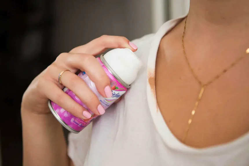 Meikkatahrat vaatteista pois lopullisesti – täydellinen kotikonsti, joka pelastaa valkoisen paidan, silkkimekon ja jopa vuosien takaiset huulipunajäljet