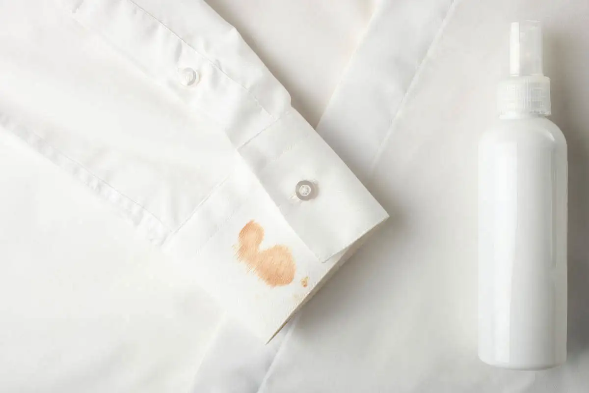 Meikkatahrat vaatteista pois lopullisesti – täydellinen kotikonsti, joka pelastaa valkoisen paidan, silkkimekon ja jopa vuosien takaiset huulipunajäljet