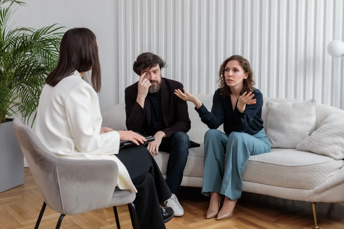 11 mies tekemää virhettä, jotka tuhoavat avioliiton hiljaa – useimmat ymmärtävät ne vasta, kun vaimo on jo lähtenyt ovesta ulos