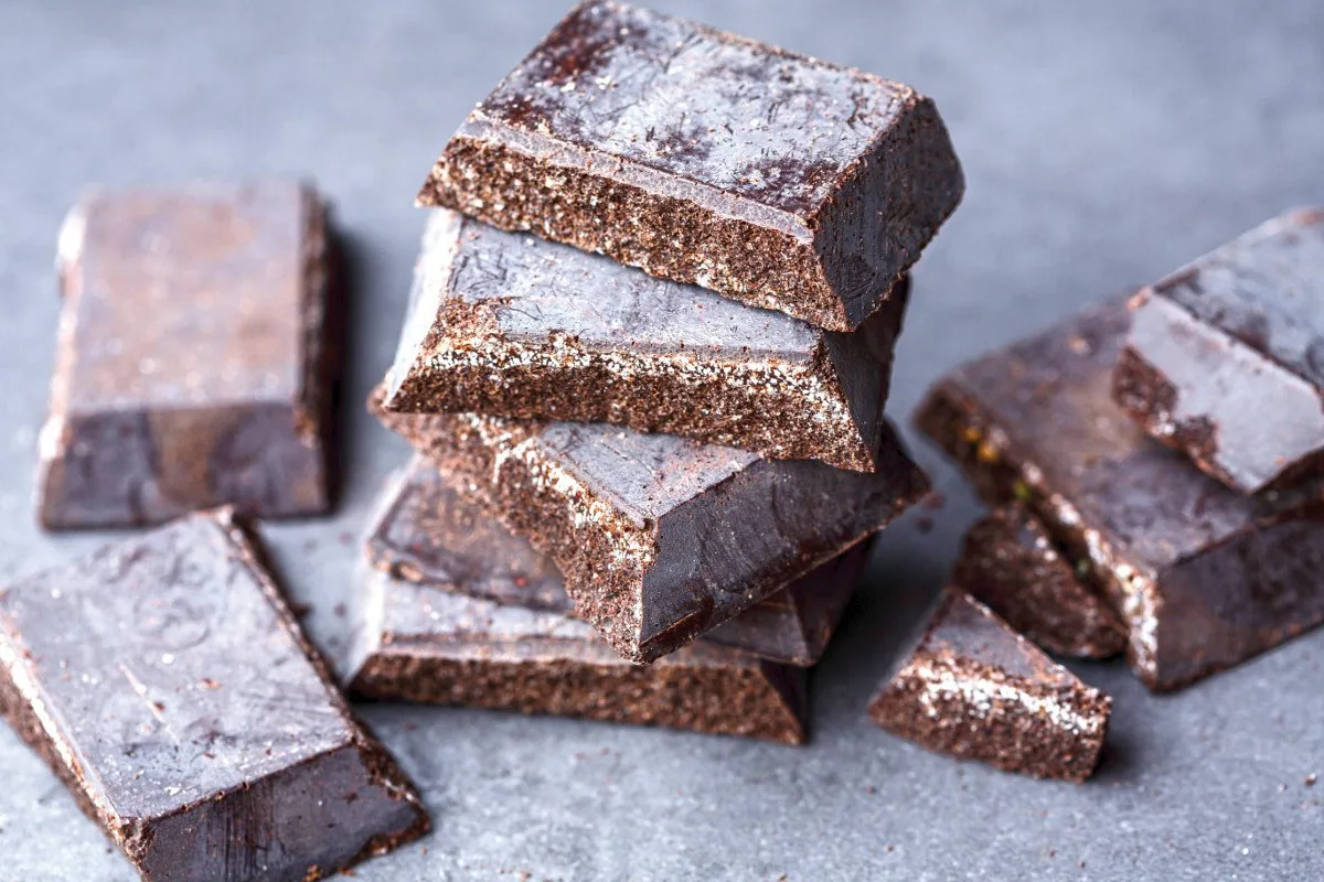 Miksi suklaa valkoisee ja saako sitä syödä – koko totuus ammattisuklaantekijältä, etkä enää ikinä heitä “homeista” levyä pois, vaikka se näyttäisi kuinka kamalalta