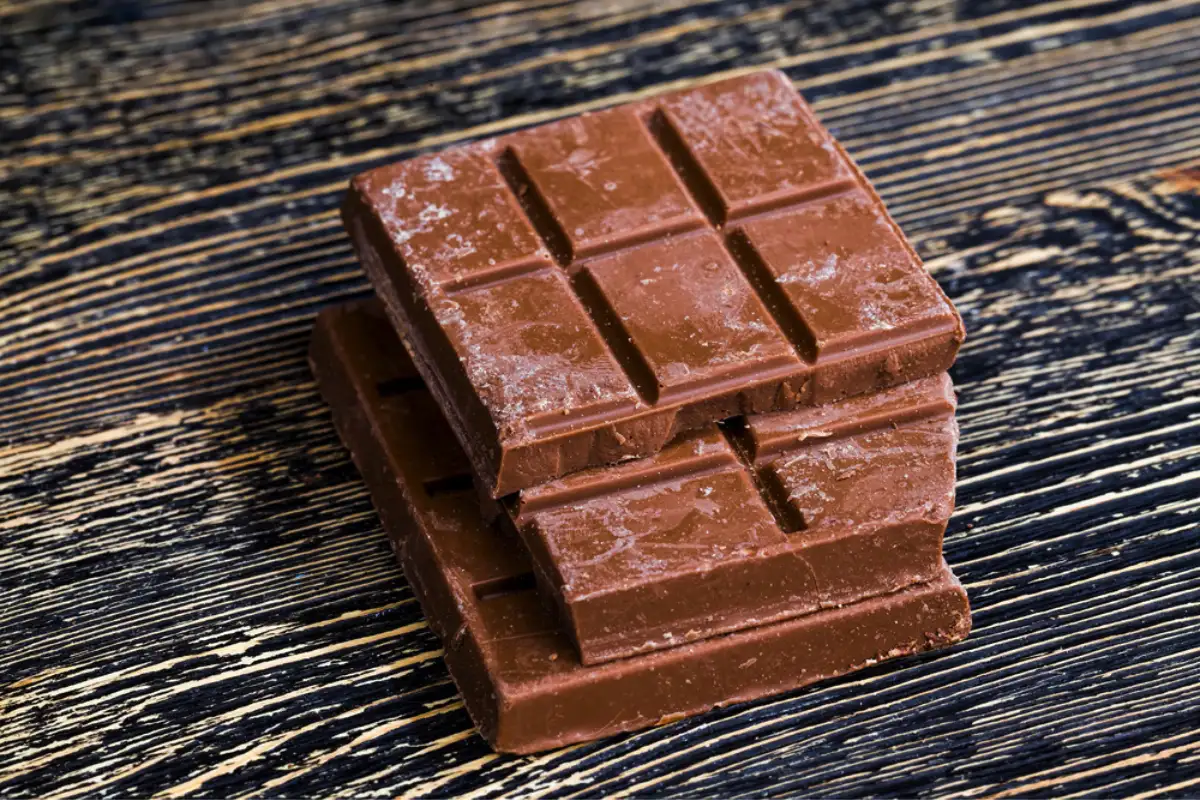 Miksi suklaa valkoisee ja saako sitä syödä – koko totuus ammattisuklaantekijältä, etkä enää ikinä heitä “homeista” levyä pois, vaikka se näyttäisi kuinka kamalalta