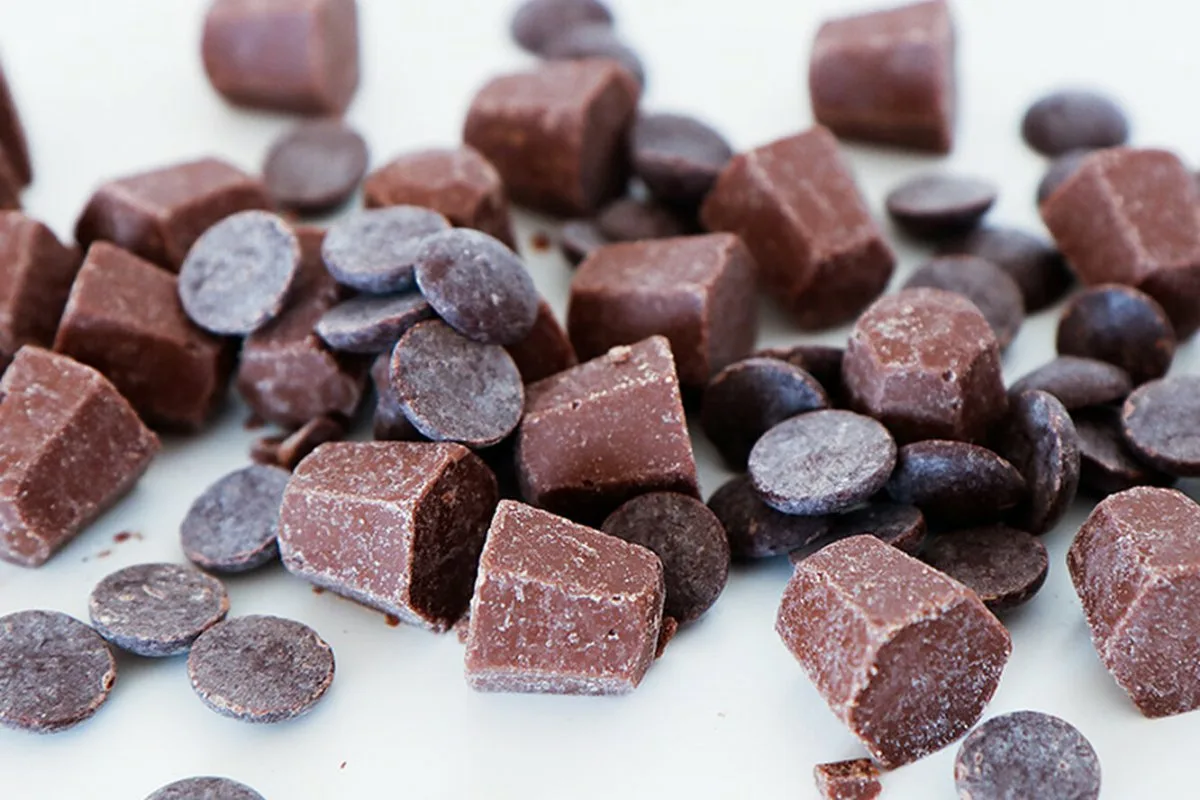 Miksi suklaa valkoisee ja saako sitä syödä – koko totuus ammattisuklaantekijältä, etkä enää ikinä heitä “homeista” levyä pois, vaikka se näyttäisi kuinka kamalalta