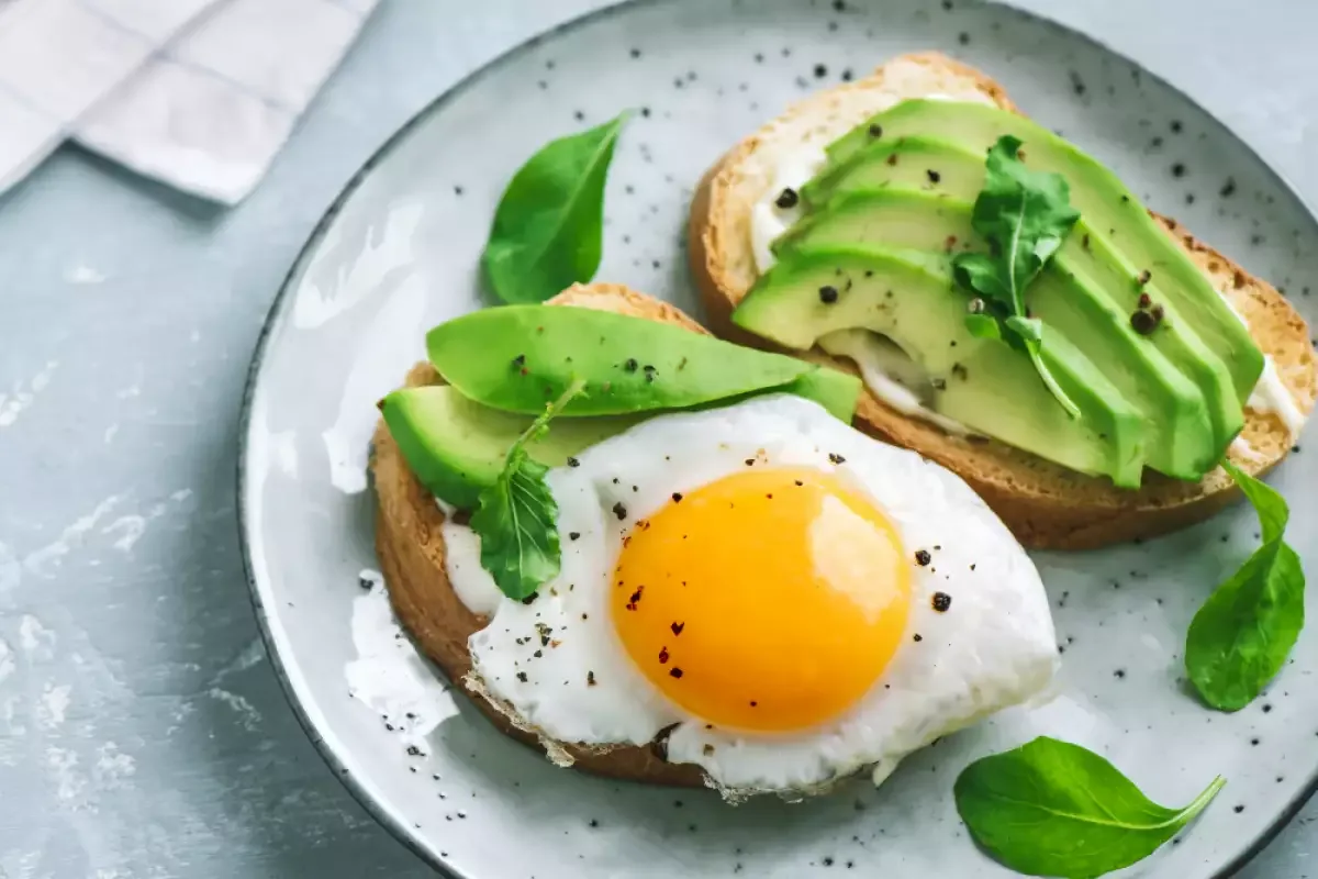 Munakas + avokado: täydellinen aamiainen, joka pitää nälän loitolla iltaan asti ja muuttaa terveytesi, painosi ja energiasi paremmaksi kuin mikään laihdutuskuuri
