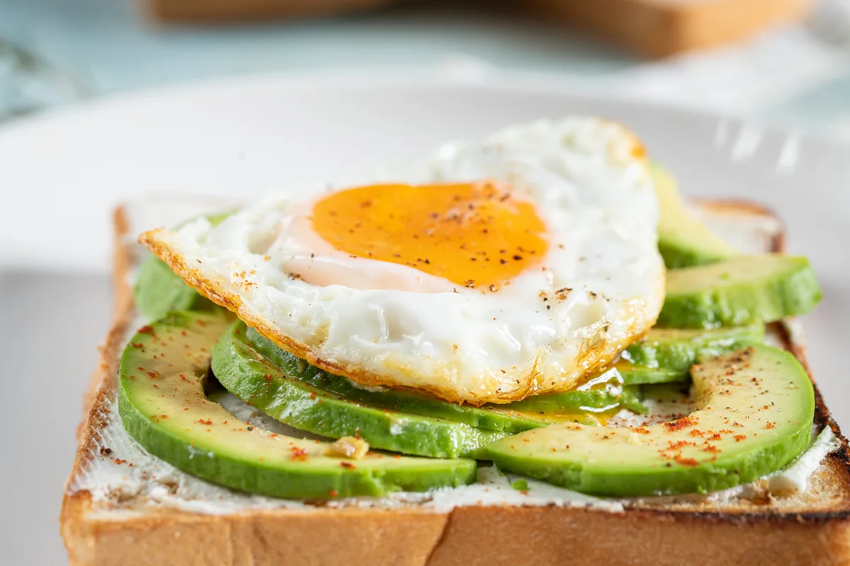 Munakas + avokado: täydellinen aamiainen, joka pitää nälän loitolla iltaan asti ja muuttaa terveytesi, painosi ja energiasi paremmaksi kuin mikään laihdutuskuuri