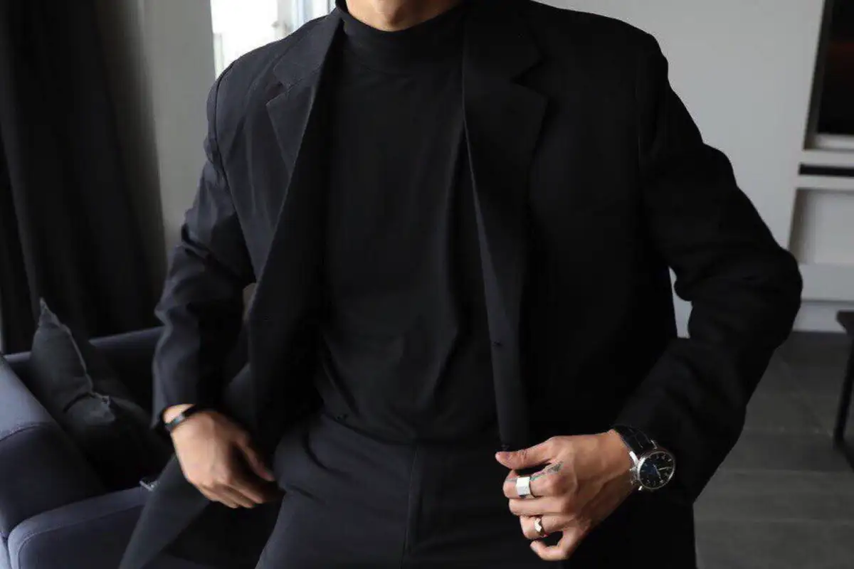 Musta väri persoonallisuudessa – mitä kertoo, jos koko vaatekaappisi on musta ja rakastat sitä yli kaiken