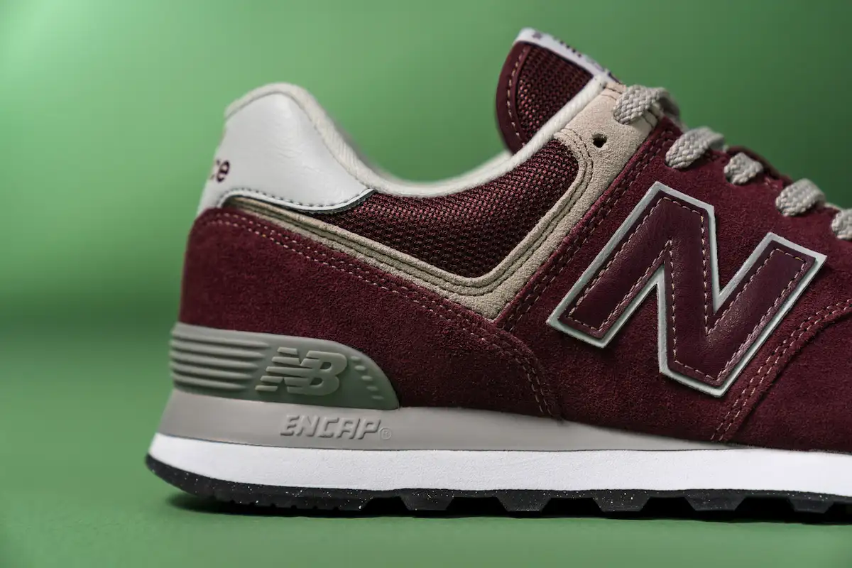 New Balance 475 Washed Burgundy – täydellinen preppy-lenkkari, joka nostaa koko vaatekaapin uudelle tasolle vuonna 2025–2026