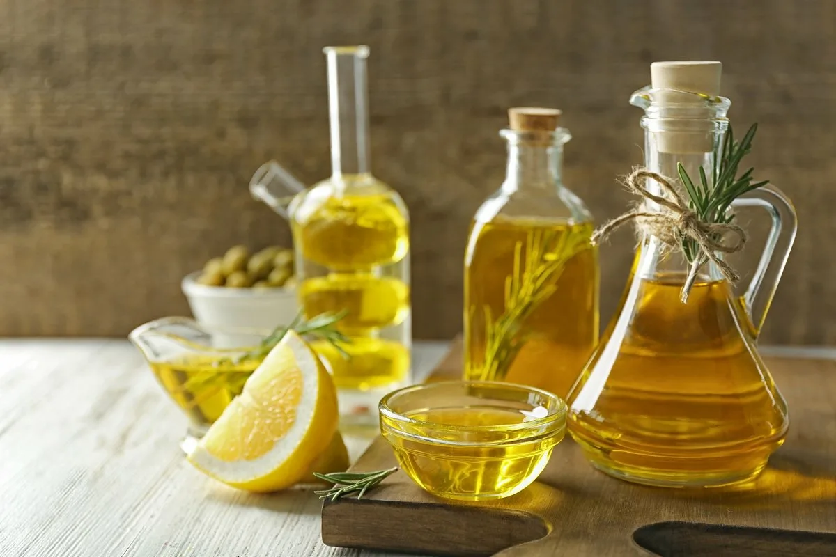 Oliiviöljy ja suola sekaisin – tämä täysin ilmainen kotitekoinen kuorinta muuttaa karkeat kantapäät, kyynärpäät ja koko vartalon silkinpehmeäksi yhdessä viikossa