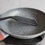 Paistinpannun tarttumattomuus takaisin – Michelin-tason kokin ilmainen temppu pelastaa vanhat välineet