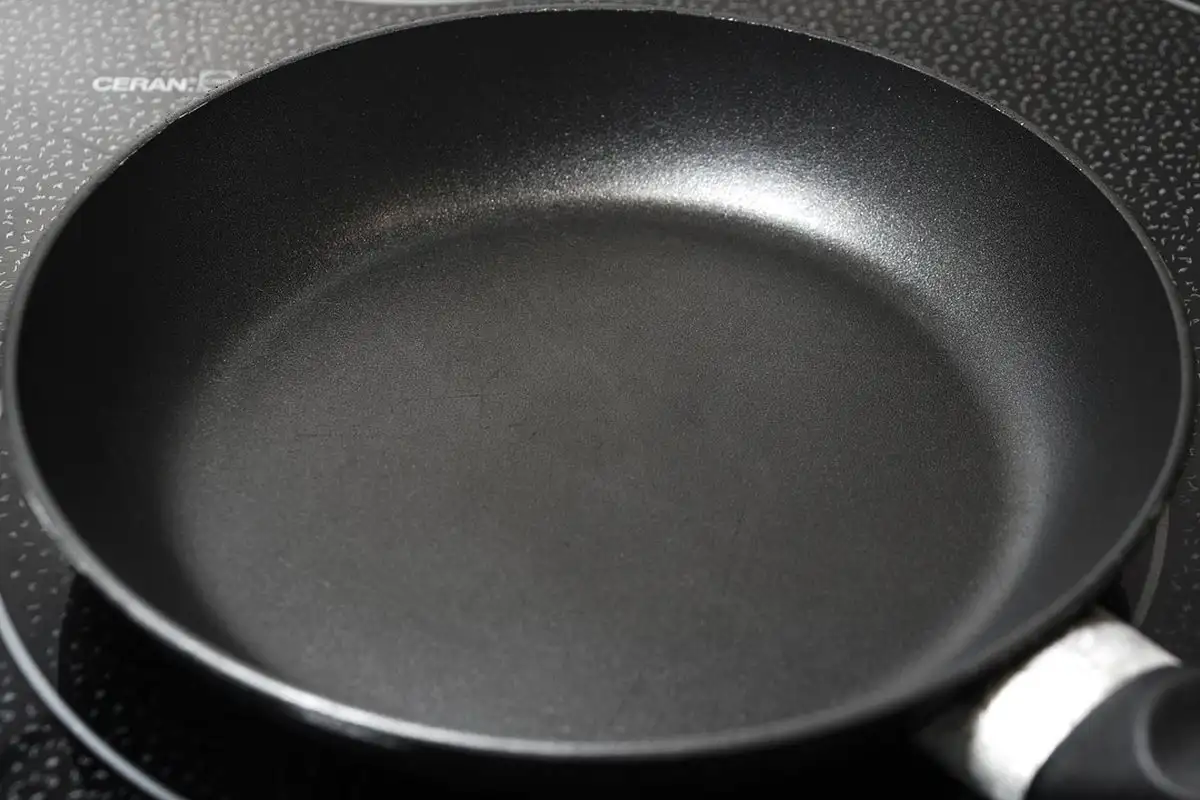 Paistinpannun tarttumattomuus takaisin – Michelin-tason kokin ilmainen temppu pelastaa vanhat välineet