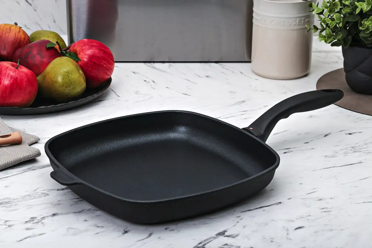 Paistinpannun tarttumattomuus takaisin – Michelin-tason kokin ilmainen temppu pelastaa vanhat välineet