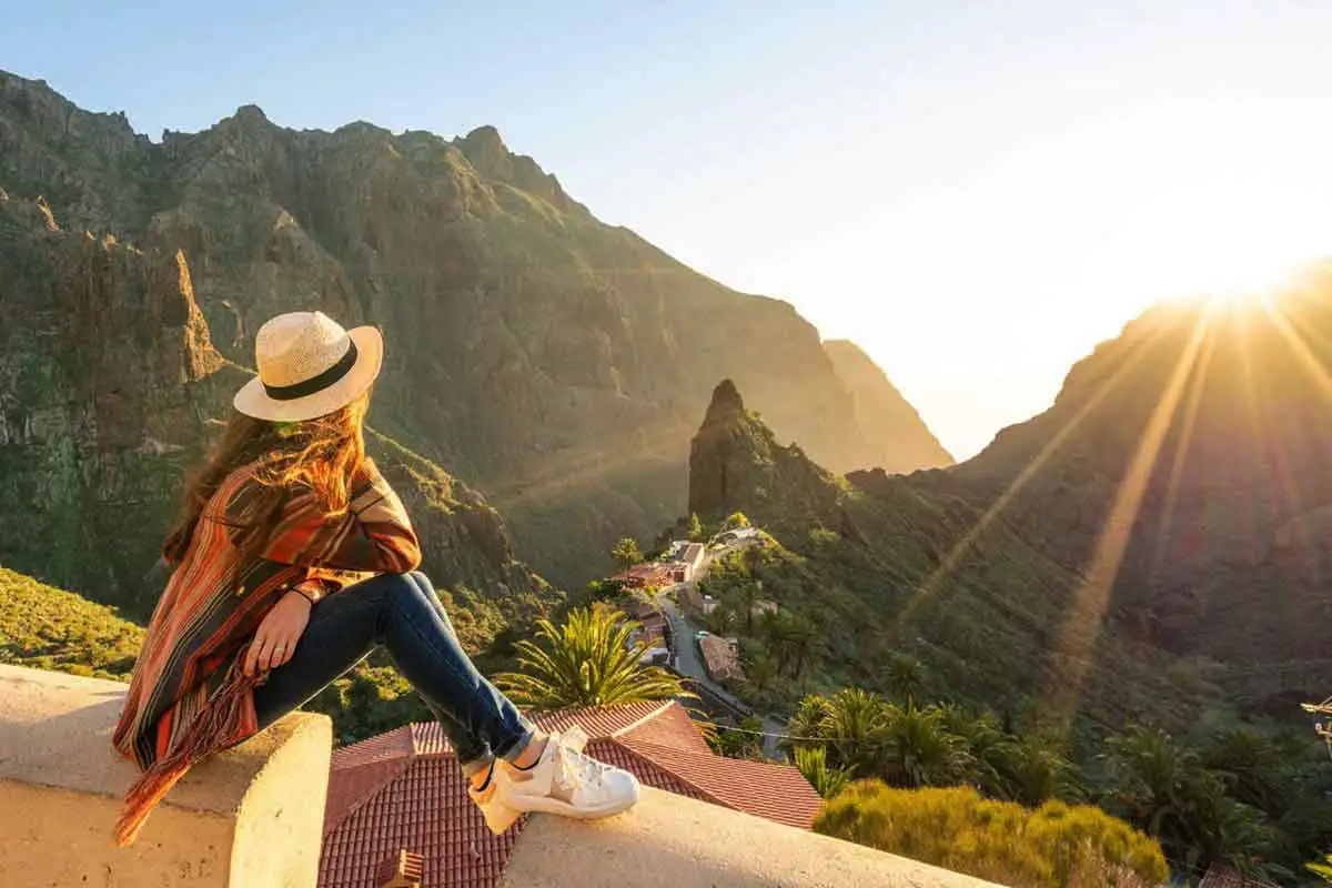 Miksi yhä useampi pakkaa laukun ja lähtee yksin – ja miten ryhmächatit ajavat ihmiset soolomatkalle