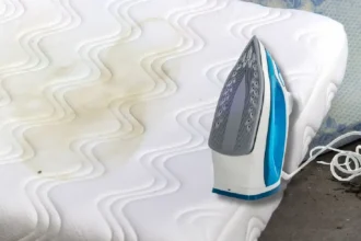 Näin puhdistat keltaisen patjan kodin trukilla ja silitysraudalla