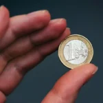 Pieni kolikko kengässä – vanha rituaali, joka vetää puoleensa rahaa ja mahdollisuuksia kuin magneetti