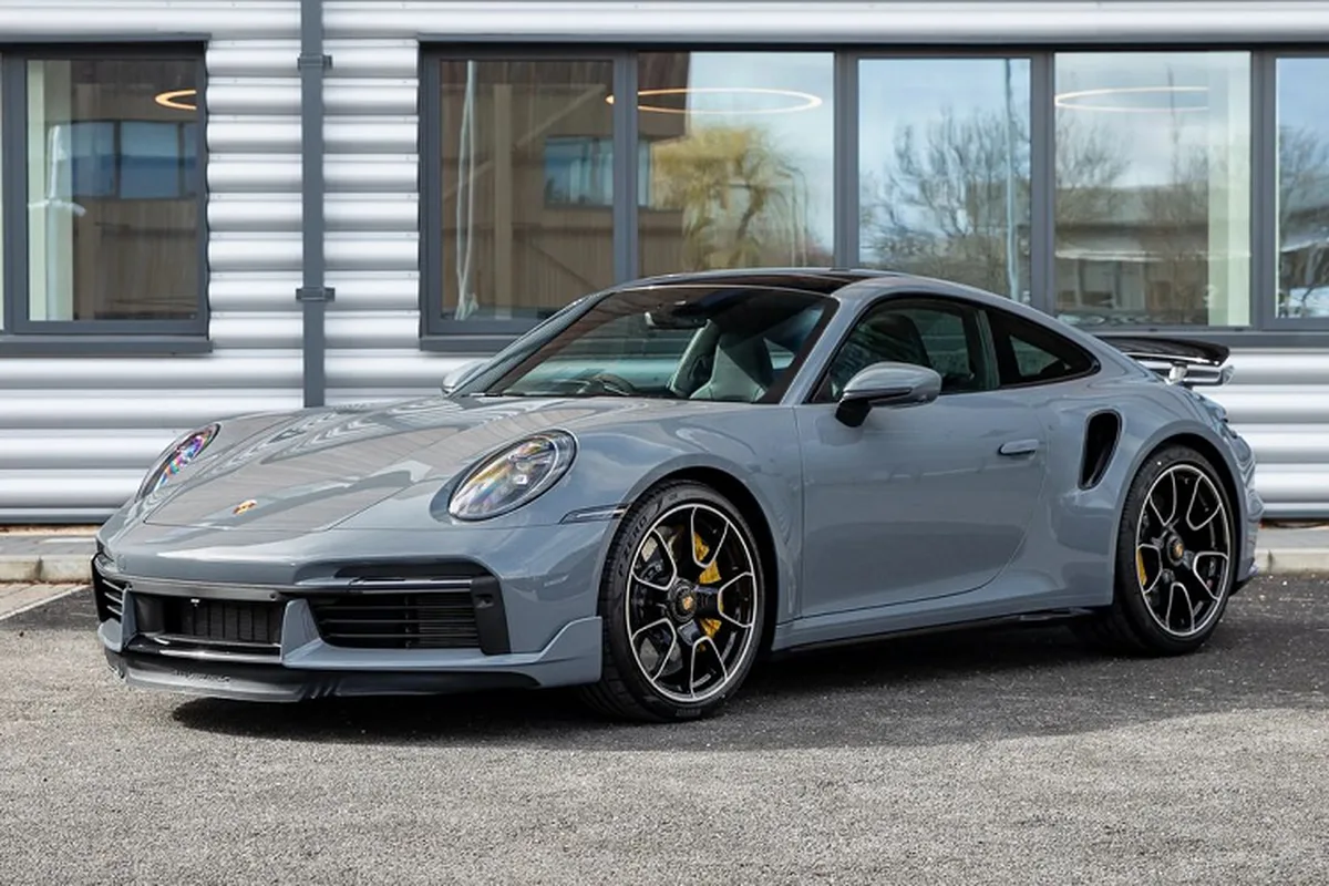 Porsche 911 Turbo S: Tehokkain 911 ikinä – hybridi, joka liimauttaa istuimeen ja ansaitsee ECO-merkin