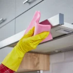 Näin puhdistat keittiön liesituulettimen rasvasta ilman etikkaa ja ruokasoodaa – täydellinen tulos joka kerta, täysin luonnollisesti