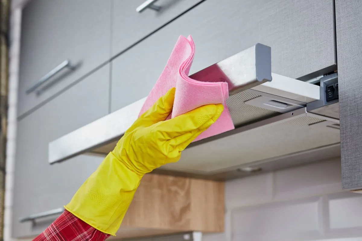 Näin puhdistat keittiön liesituulettimen rasvasta ilman etikkaa ja ruokasoodaa – täydellinen tulos joka kerta, täysin luonnollisesti