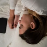 Puhelin sängyn vieressä nukkuessa – psykologia paljastaa riippuvuuden, ahdistuksen ja unettomuuden syyt