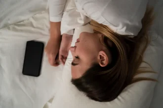 Puhelin sängyn vieressä nukkuessa – psykologia paljastaa riippuvuuden, ahdistuksen ja unettomuuden syyt