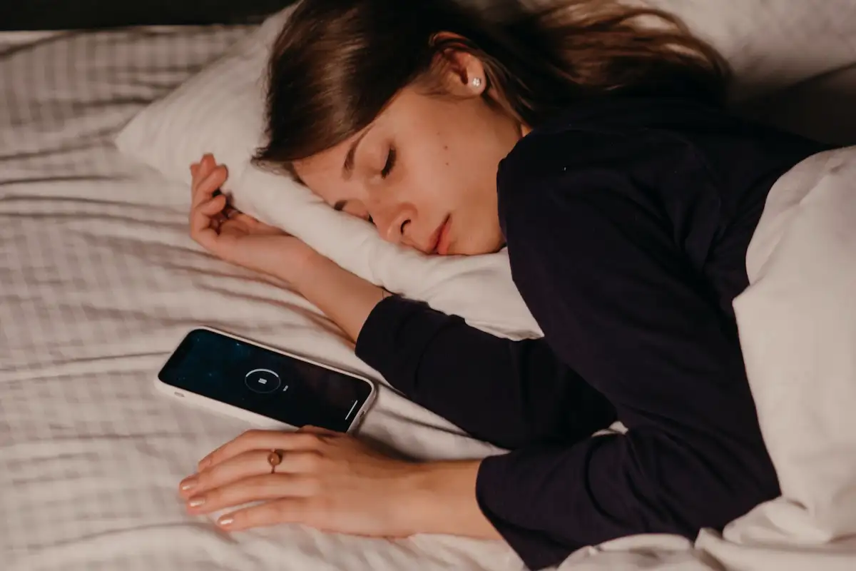 Puhelin sängyn vieressä nukkuessa – psykologia paljastaa riippuvuuden, ahdistuksen ja unettomuuden syyt