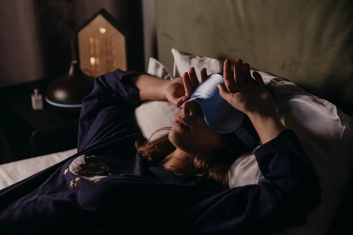 Miksi ihminen puhuu unissaan – ja mitä yölliset lauseet oikeasti paljastavat mielen syövereistä