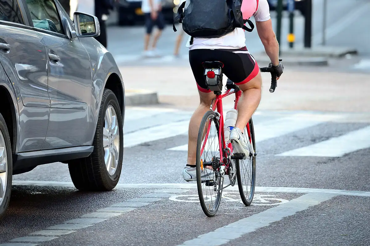 Pyöräilijän liikennesäännöt, joita ilman kaupunkiliikenne muuttuu kaaokseksi – ja joita silti rikotaan joka päivä