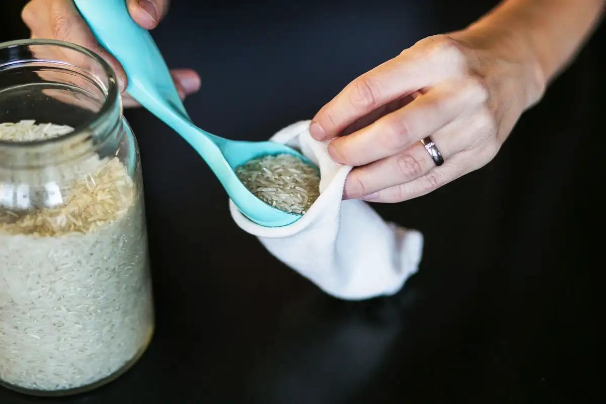 Riisisukka pyykkinarulla: näin vaatteet kuivuvat sisällä jopa 70 % nopeammin, haju katoaa täysin ja koko juttu maksaa alle 50 senttiä