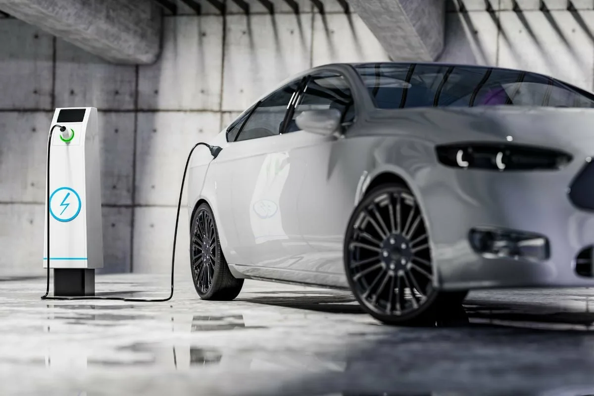 Miten viisi yleistä tapaa vahingoittaa sähköauton akun – miten suojata autoa tehokkaasti