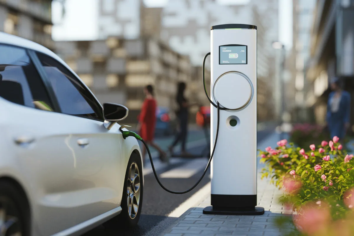 Miten viisi yleistä tapaa vahingoittaa sähköauton akun – miten suojata autoa tehokkaasti