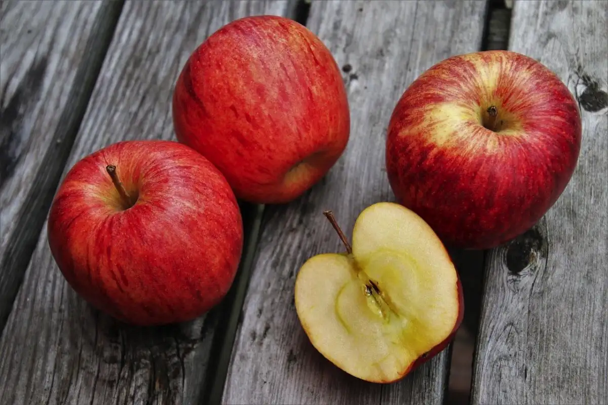 Miten säilyttää perunat tuoreina kuukausia – yksi tavallinen hedelmä pitää ituja ja pehmenemisen loitolla vaikka puoli vuotta