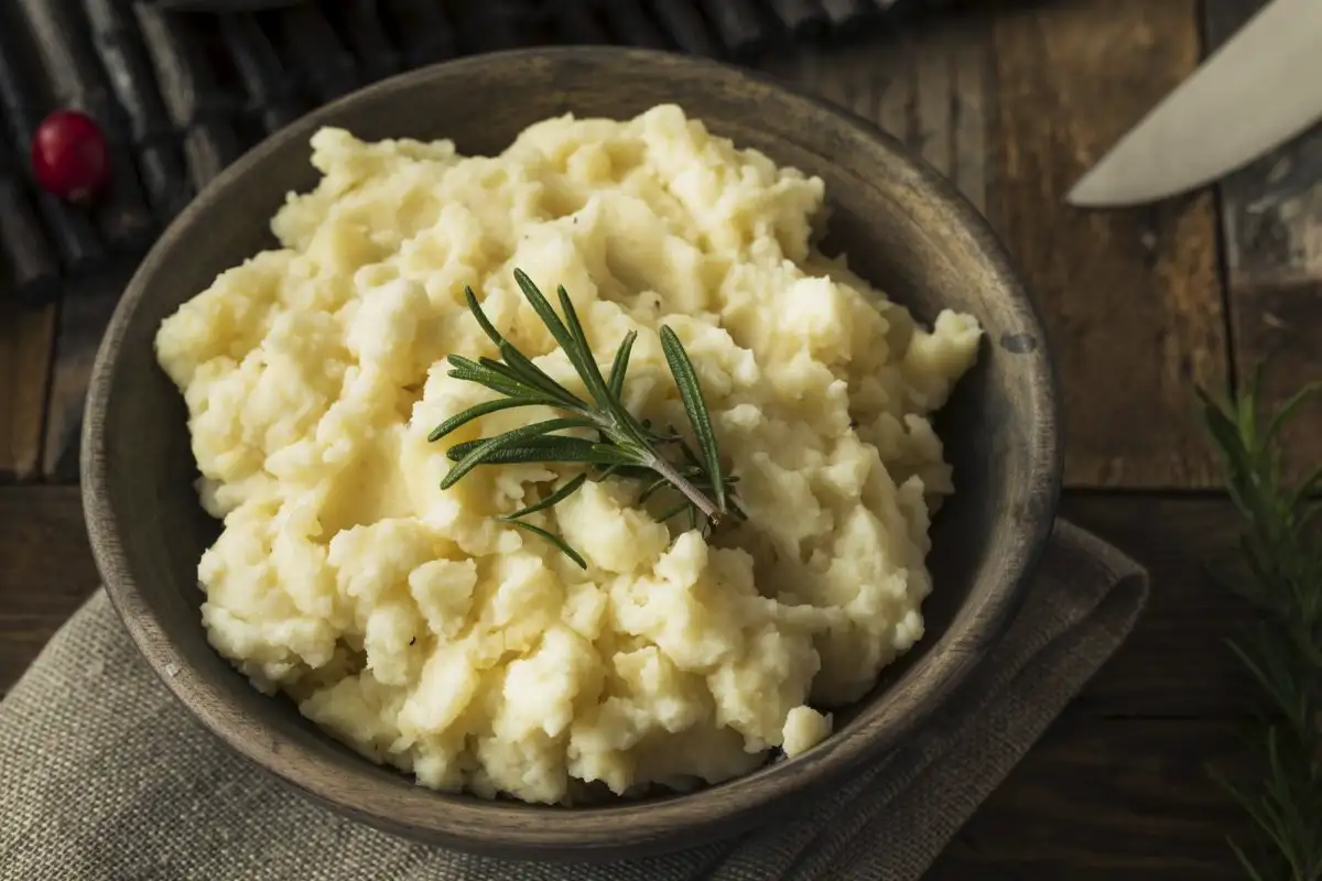 Unohda kaikki vanhat tavat – näin syntyy täydellinen, ilmava, samettinen ja täysin paakuton perunamuusi, josta tulee jokaisen juhlan puhutuin ruoka