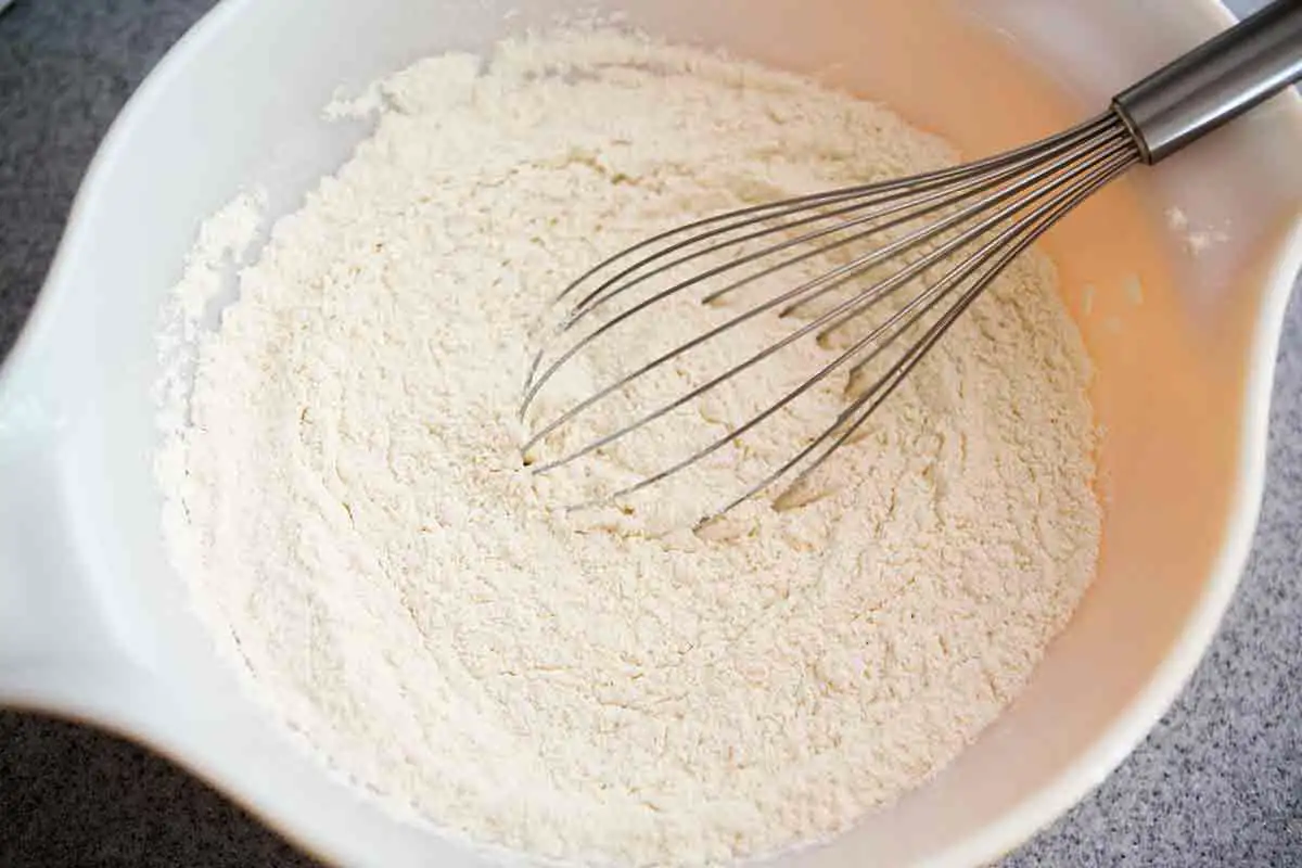 Miten sekoittaa jauhoja ja ruokasoodaa – suosituksen syyt ja monikäyttöisyys