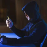 5 selvää merkkiä, että joku seuraa puhelintasi salaa juuri nyt – älä jätä tarkistamatta