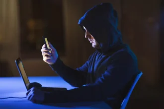 5 selvää merkkiä, että joku seuraa puhelintasi salaa juuri nyt – älä jätä tarkistamatta