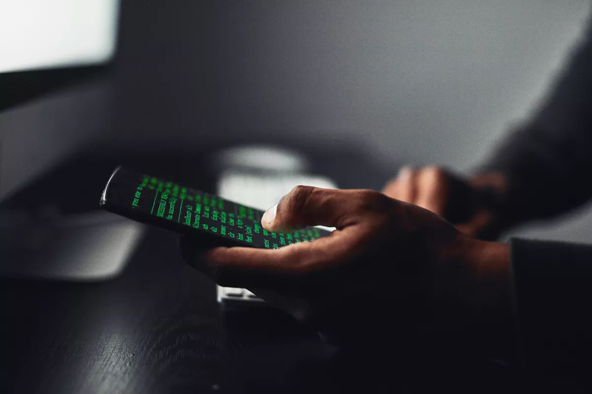 5 selvää merkkiä, että joku seuraa puhelintasi salaa juuri nyt – älä jätä tarkistamatta