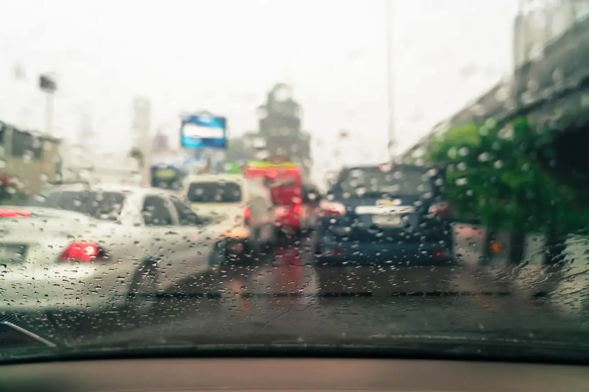 Vahva sivutuuli on suurin aliarvostettu vaara tiellä – näin ajat puuskissa kuin ammattilainen ja tulet aina perille