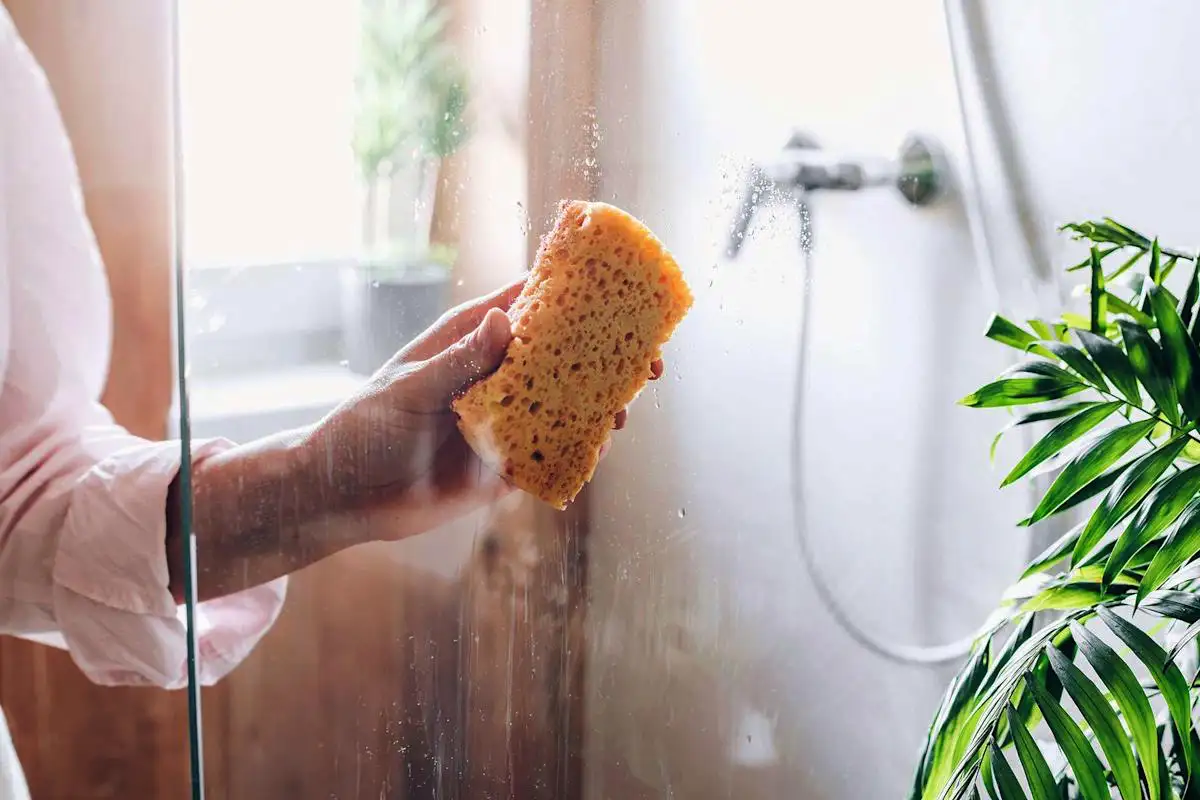 Suihkuseinän puhdistus: Kemiallinen seos, joka irrottaa rasvan ja kalkin vaivatta