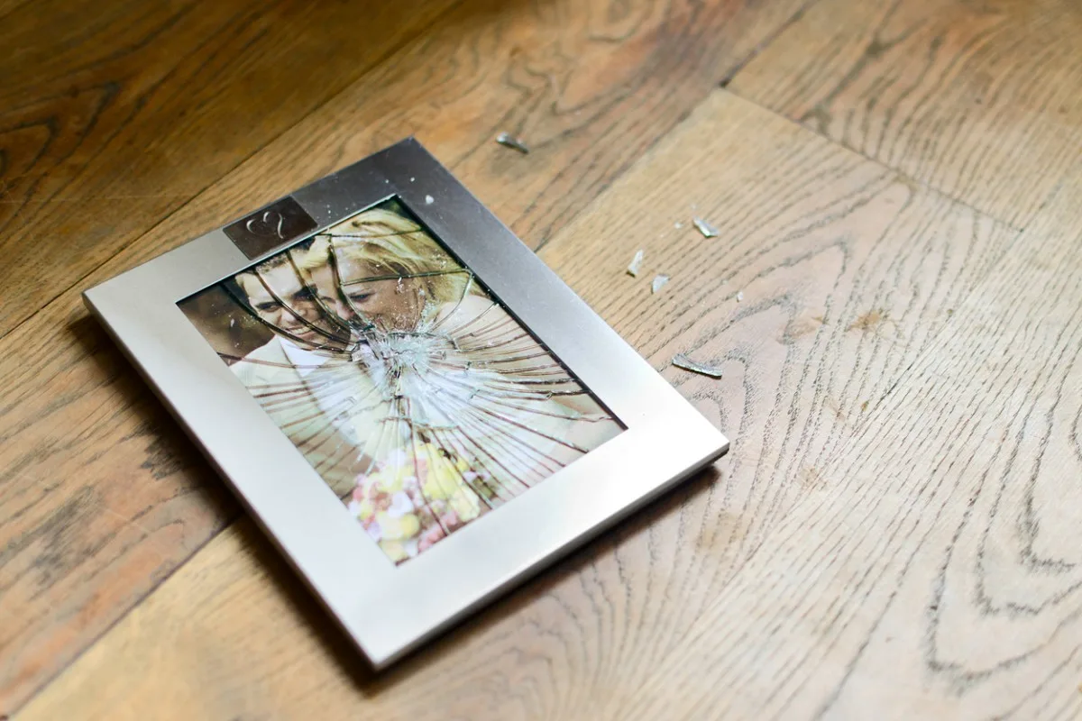 Taulu tippuu seinältä itsekseen – mitä kansanusko sanoo ja miksi se on yksi pelottavimmista kodin merkeistä vielä tänäkin päivänä