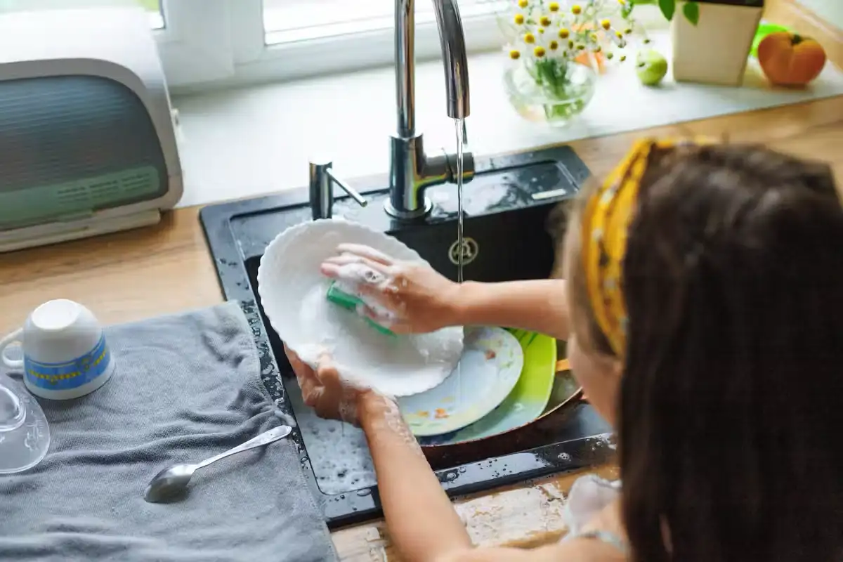 Valkoviinietikka astioidenpesussa: Luonnollinen tehopuhdistaja, joka irrottaa rasvan ja hajut vaivatta