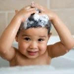 Vauvan hiusten pesu: näin löydät täydellisen pesuvälin – ei liian usein, ei liian harvoin