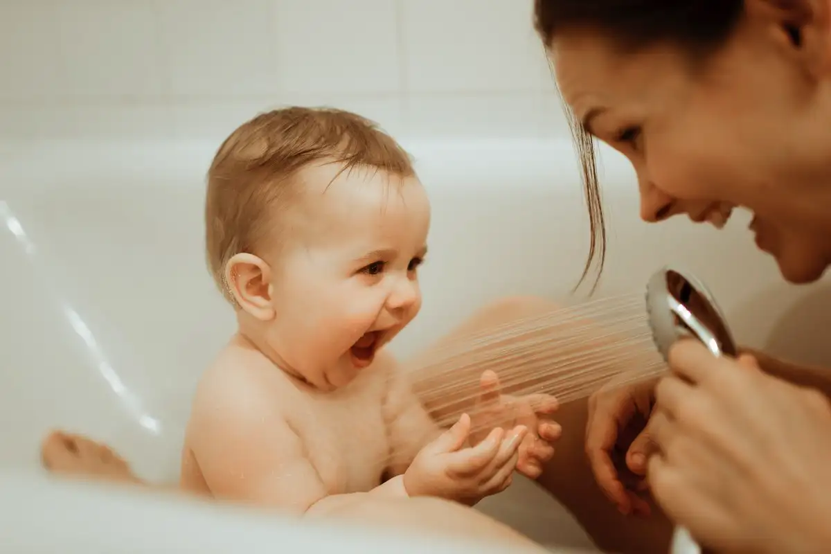 Vauvan hiusten pesu: näin löydät täydellisen pesuvälin – ei liian usein, ei liian harvoin