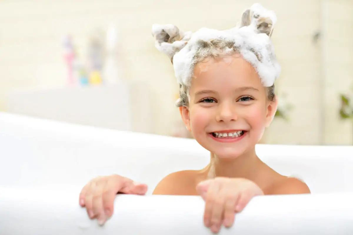 Vauvan hiusten pesu: näin löydät täydellisen pesuvälin – ei liian usein, ei liian harvoin