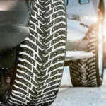 Talvi- vai neljän vuodenajan renkaat: kumpi oikeasti kannattaa laittaa alle, kun pakkanen menee kymmenen alapuolelle ja tiet muuttuvat joka aamu luistinradoiksi?