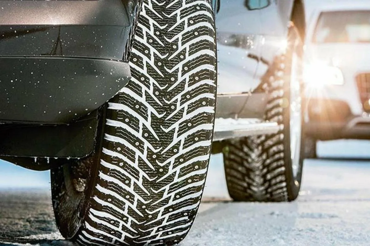 Talvi- vai neljän vuodenajan renkaat: kumpi oikeasti kannattaa laittaa alle, kun pakkanen menee kymmenen alapuolelle ja tiet muuttuvat joka aamu luistinradoiksi?