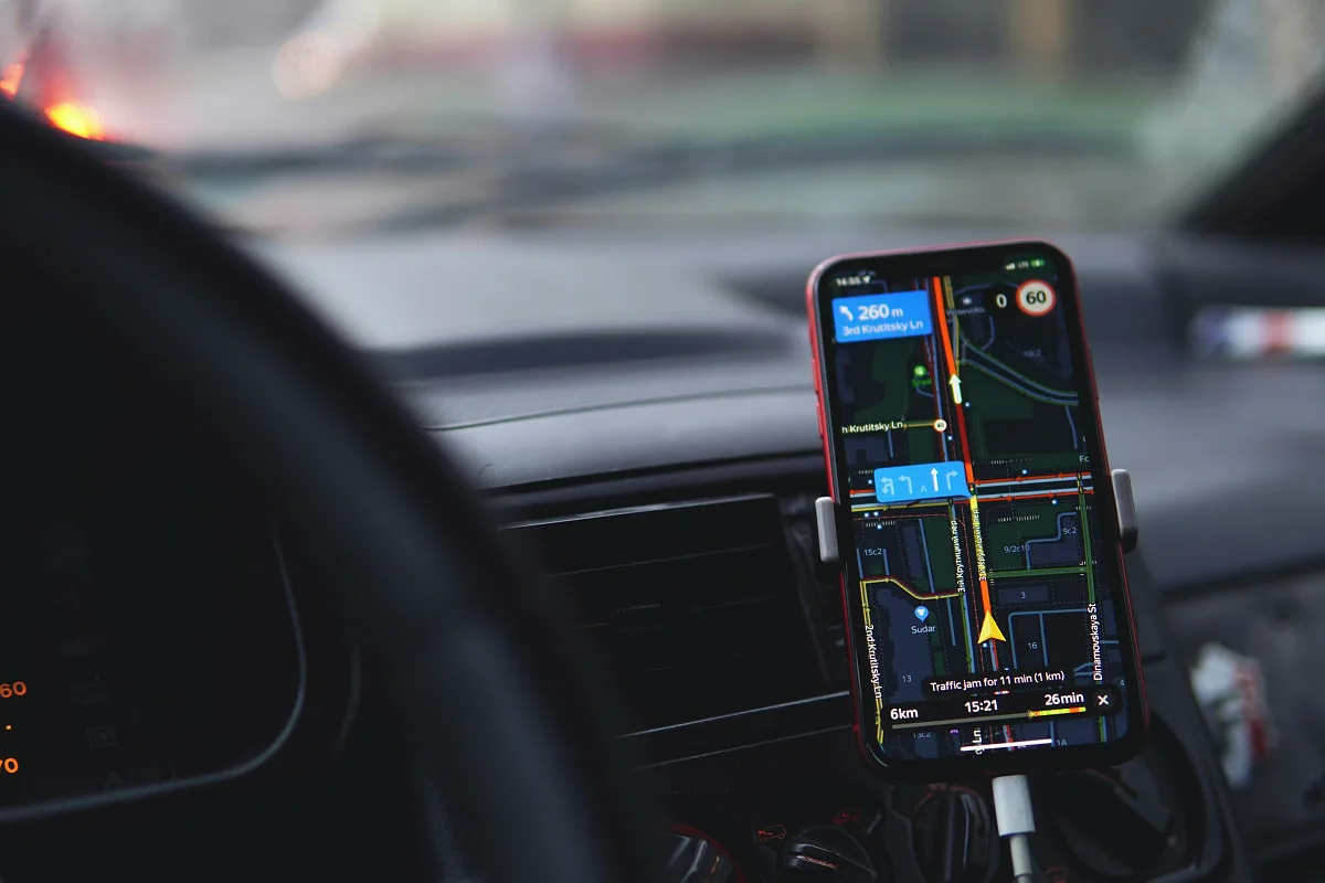 Google Maps vai Waze? Kumpi navigointisovellus sopii sinun ajotyylillesi – ja miksi valitset todennäköisesti väärän joka ikinen päivä