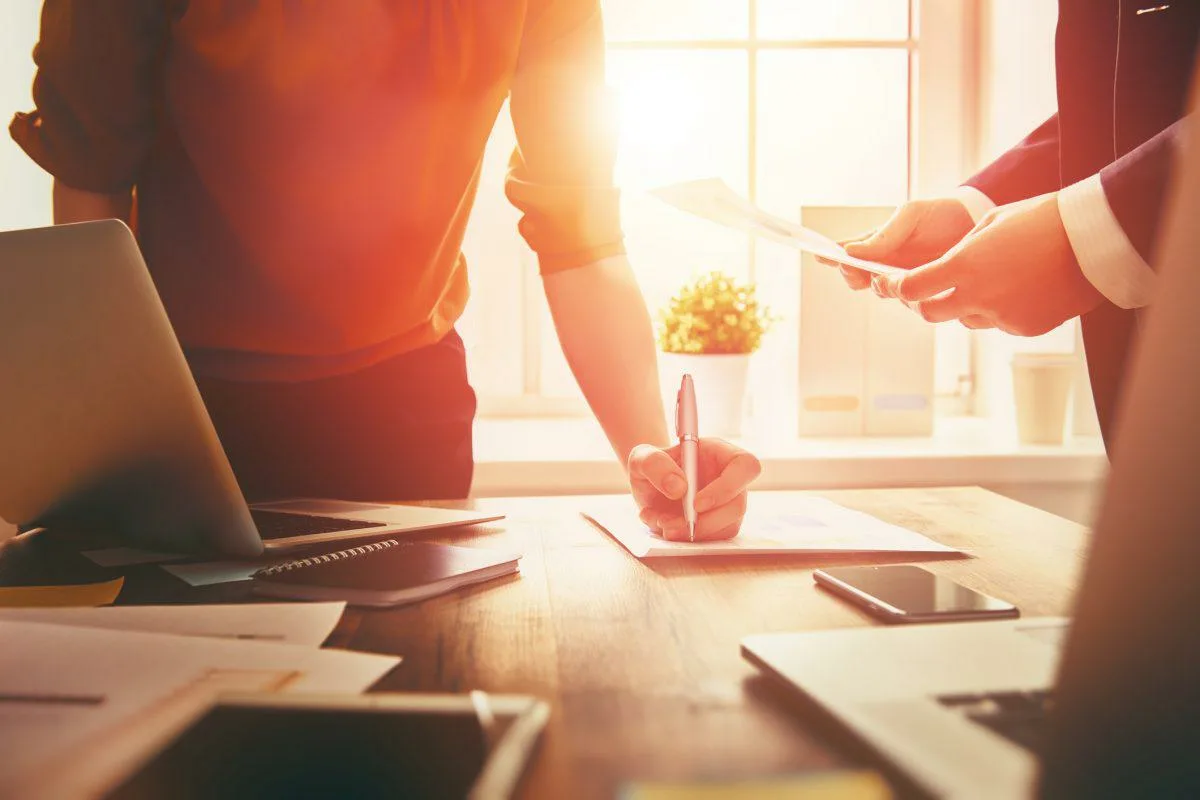 8 merkkiä siitä, että yritys kannattaa sulkea – ja miten jatkaa eteenpäin ilman, että tunnet itseäsi epäonnistuneeksi