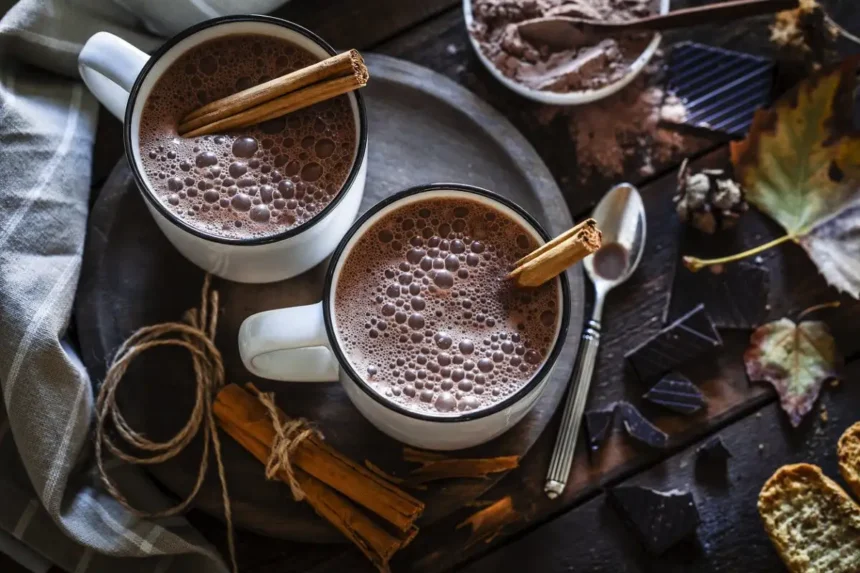 Näin teet kotona sen saman paksun, syntisen pariisilaisen kuuman suklaan, jota ranskalaiset juovat salaa kaikista turisteilta