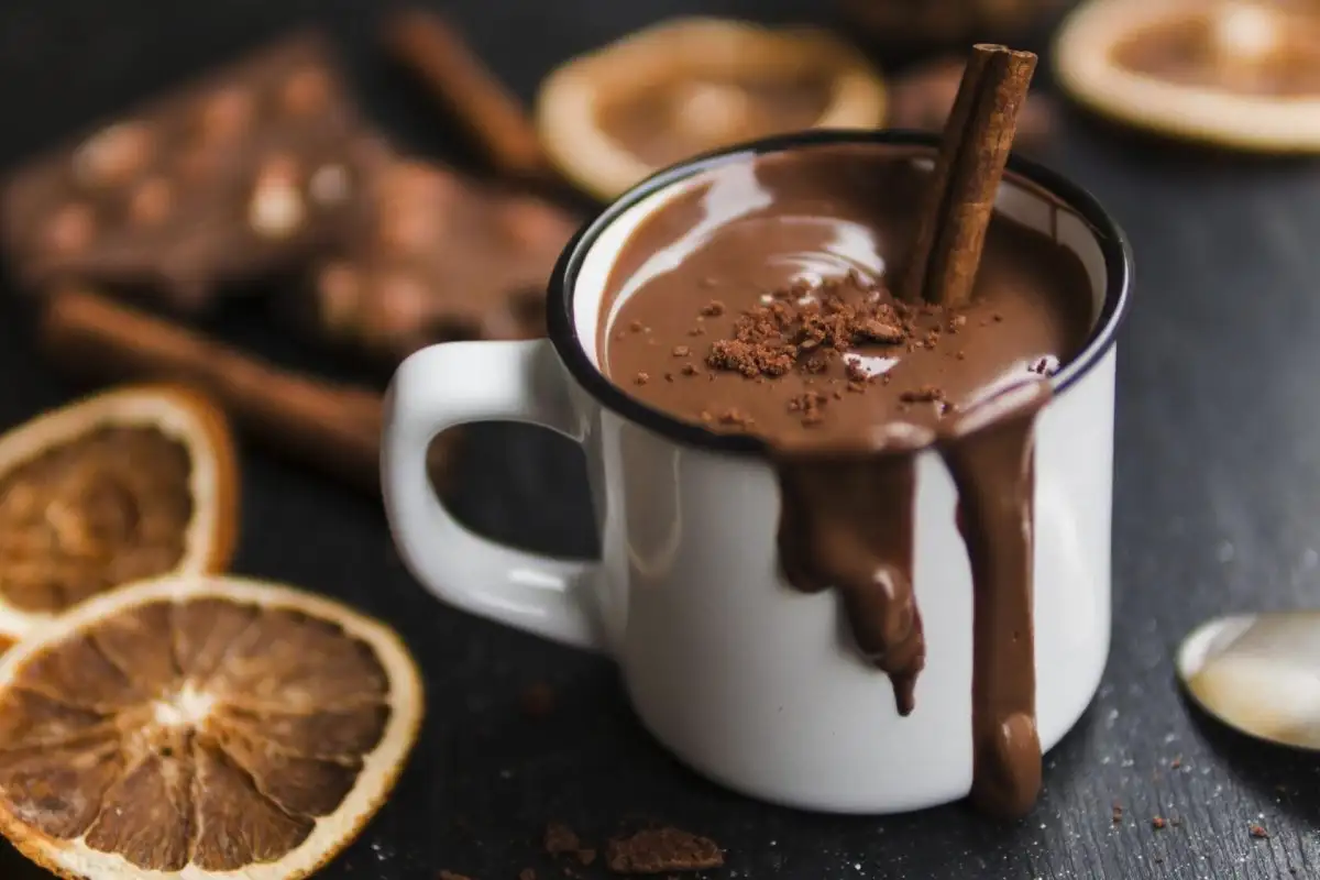 Näin teet kotona sen saman paksun, syntisen pariisilaisen kuuman suklaan, jota ranskalaiset juovat salaa kaikista turisteilta