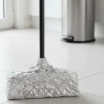 Alumiinifolio harjan varteen – näin lakaiset pölyn, karvat ja staattisen sähkön pois kertaheitolla ja unohdat turhautumisen ikuisesti